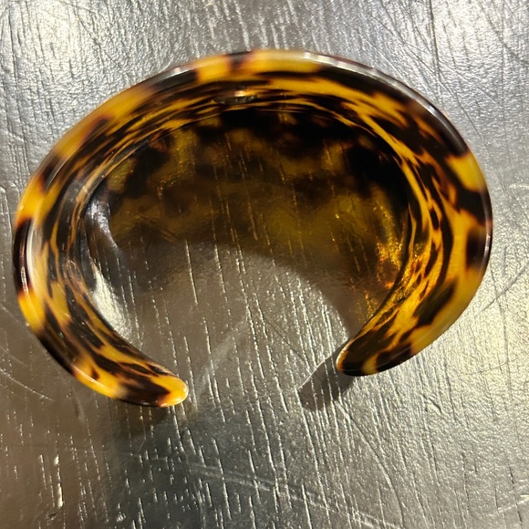 J. Crew Signed Faux Mottled Tortoise Acrylic Lucite Plastic Oval Cuff Bracelet - Picture 2 of 5
